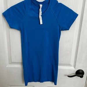 Lululemon swiftly tech short sleeve in poolside size 2